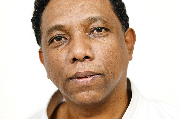 Umelecký portrét svietený prirodzeným, alebo riadeným osvetlením. Fotograf: Jozef Jarošík.