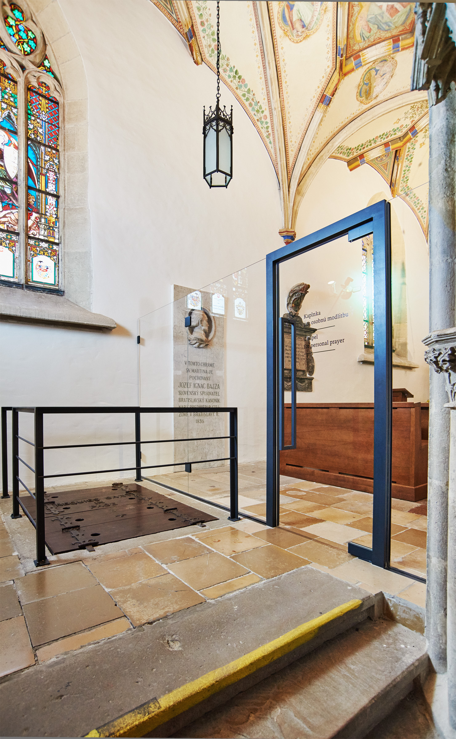 Jednoduchý zásah, umožňujúci oddeliť adoračný priestor kaplnky pre intímne rozjímanie i v časoch keď je Dóm svätého Martina sprístupnený k prehliadkam verejnosti.