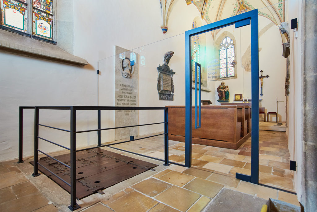 Jednoduchý zásah, umožňujúci oddeliť adoračný priestor kaplnky pre intímne rozjímanie i v časoch keď je Dóm svätého Martina sprístupnený k prehliadkam verejnosti.