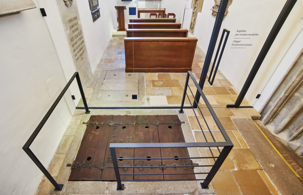 Jednoduchý zásah, umožňujúci oddeliť adoračný priestor kaplnky pre intímne rozjímanie i v časoch keď je Dóm svätého Martina sprístupnený k prehliadkam verejnosti.