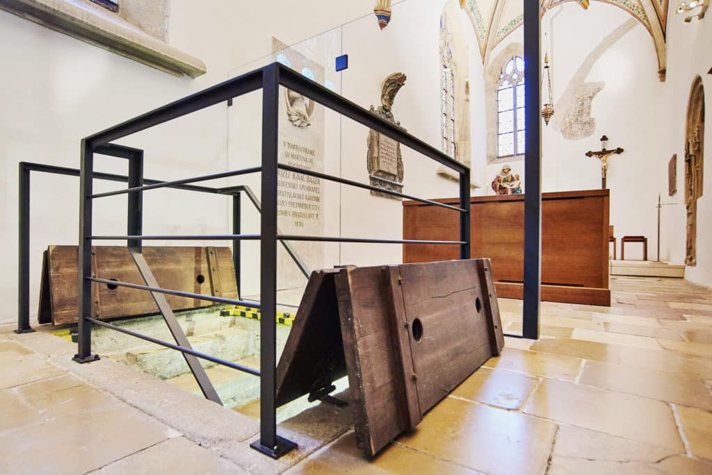 Jednoduchý zásah, umožňujúci oddeliť adoračný priestor kaplnky pre intímne rozjímanie i v časoch keď je Dóm svätého Martina sprístupnený k prehliadkam verejnosti.