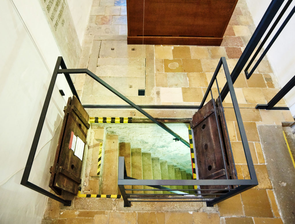 Jednoduchý zásah, umožňujúci oddeliť adoračný priestor kaplnky pre intímne rozjímanie i v časoch keď je Dóm svätého Martina sprístupnený k prehliadkam verejnosti.