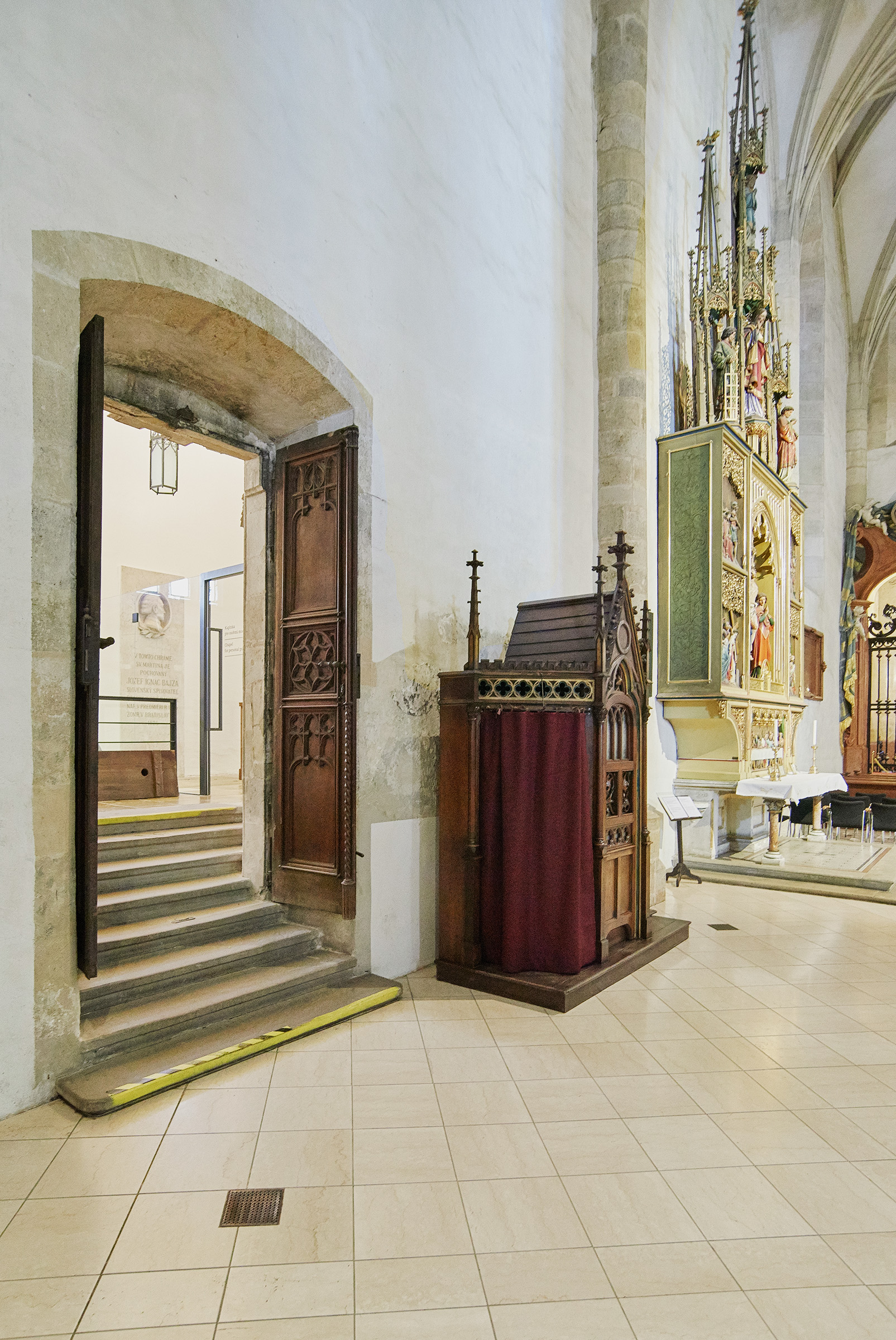 Jednoduchý zásah, umožňujúci oddeliť adoračný priestor kaplnky pre intímne rozjímanie i v časoch keď je Dóm svätého Martina sprístupnený k prehliadkam verejnosti.