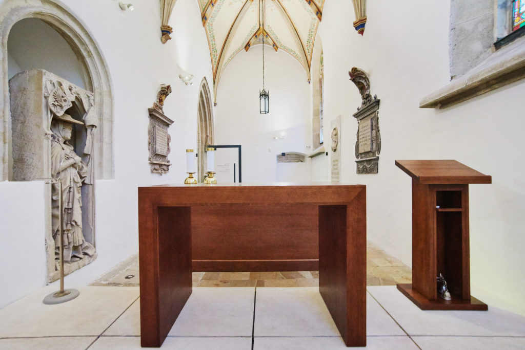 Jednoduchý zásah, umožňujúci oddeliť adoračný priestor kaplnky pre intímne rozjímanie i v časoch keď je Dóm svätého Martina sprístupnený k prehliadkam verejnosti.