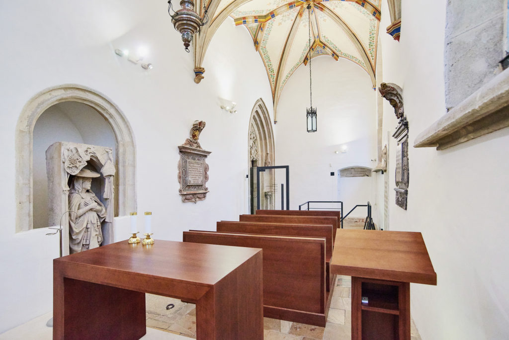 Jednoduchý zásah, umožňujúci oddeliť adoračný priestor kaplnky pre intímne rozjímanie i v časoch keď je Dóm svätého Martina sprístupnený k prehliadkam verejnosti.