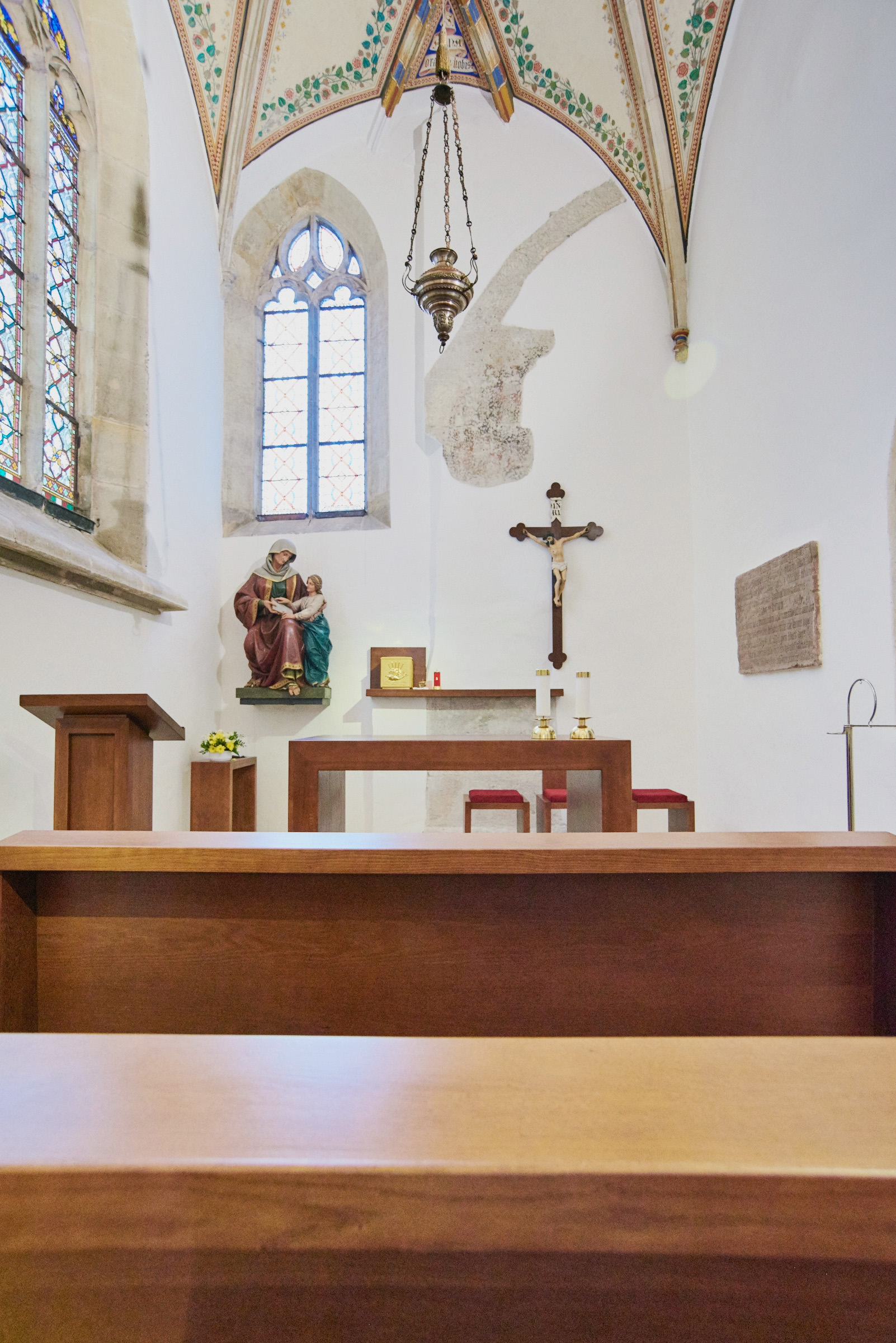 Jednoduchý zásah, umožňujúci oddeliť adoračný priestor kaplnky pre intímne rozjímanie i v časoch keď je Dóm svätého Martina sprístupnený k prehliadkam verejnosti.