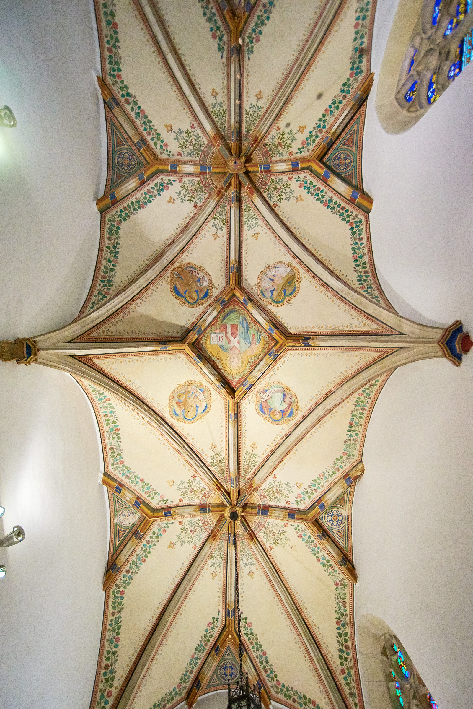 Jednoduchý zásah, umožňujúci oddeliť adoračný priestor kaplnky pre intímne rozjímanie i v časoch keď je Dóm svätého Martina sprístupnený k prehliadkam verejnosti.