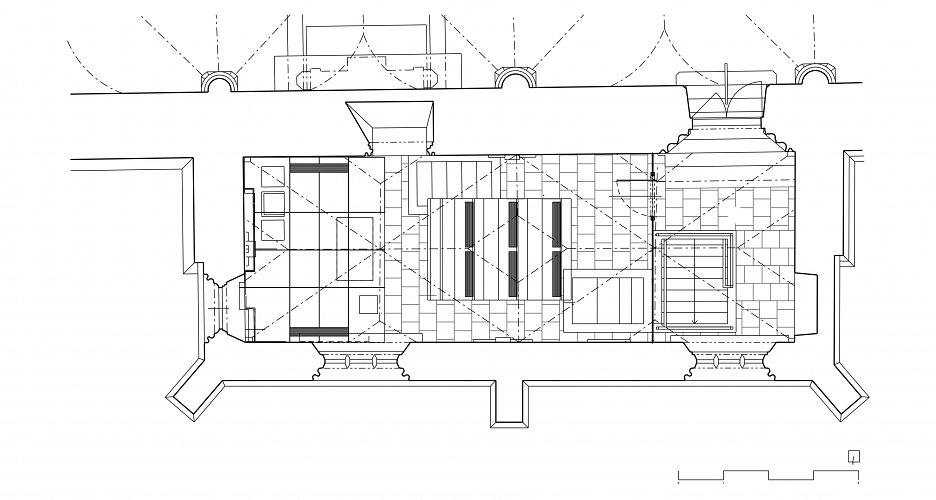 Jednoduchý zásah, umožňujúci oddeliť adoračný priestor kaplnky pre intímne rozjímanie i v časoch keď je Dóm svätého Martina sprístupnený k prehliadkam verejnosti.
