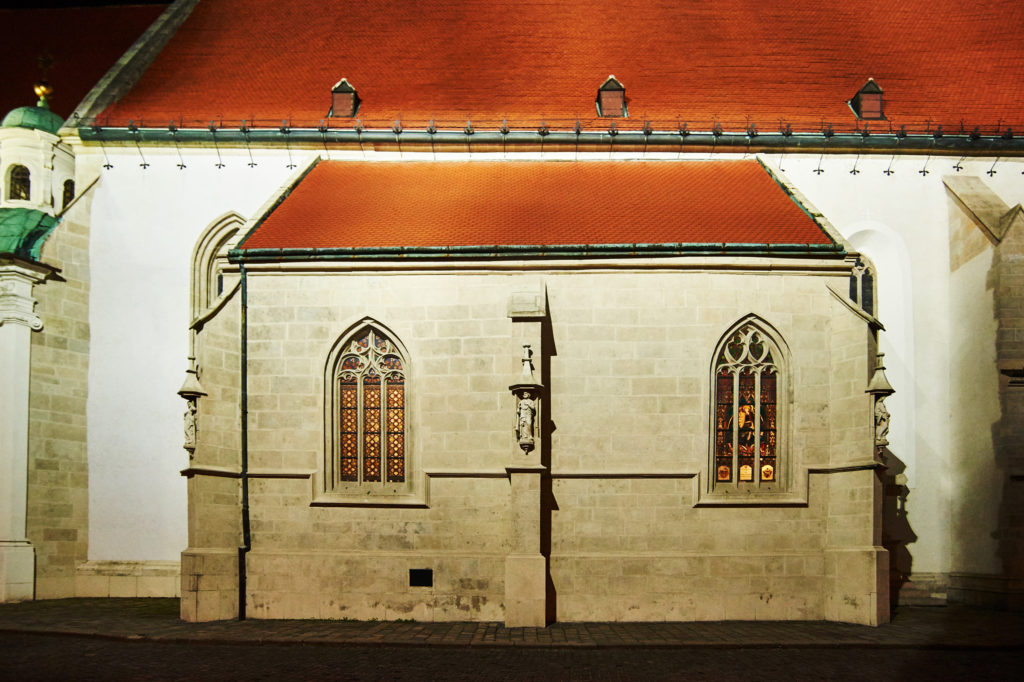 Jednoduchý zásah, umožňujúci oddeliť adoračný priestor kaplnky pre intímne rozjímanie i v časoch keď je Dóm svätého Martina sprístupnený k prehliadkam verejnosti.